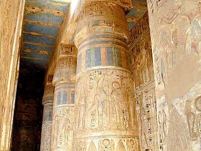 https://lakberendezde.blogcdn.p3k.hu/files/2015/02/Medinet_Habu_colored_columns_tb_n110600.jpg